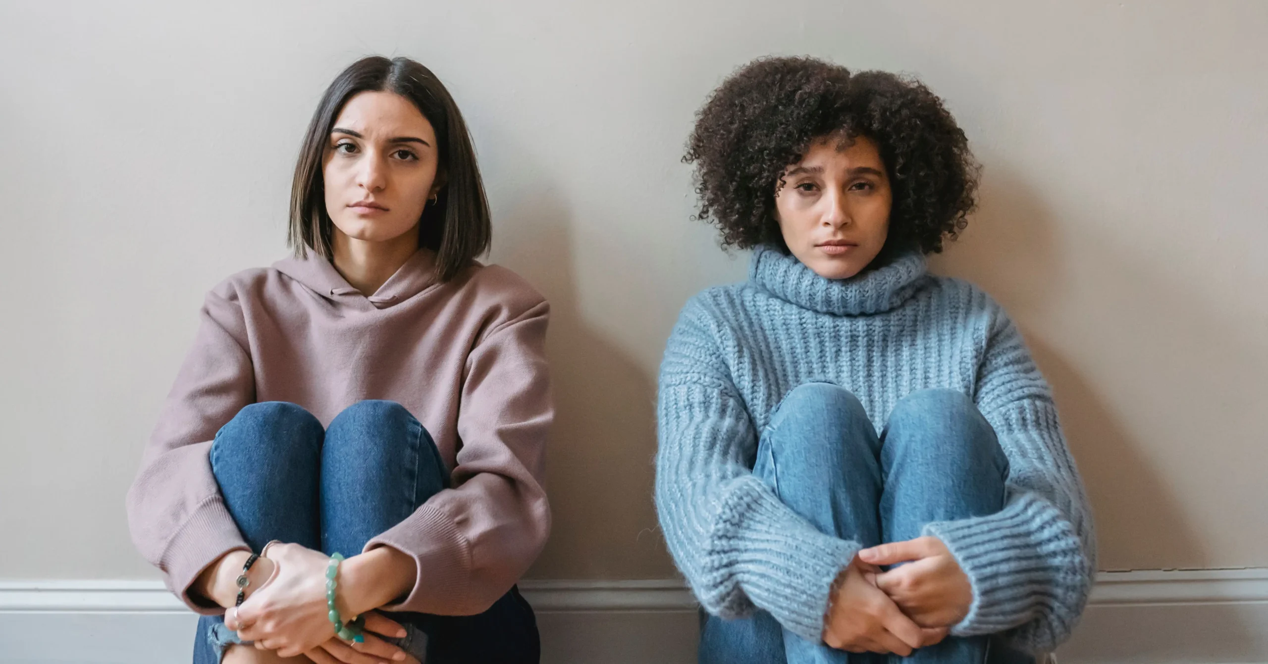 friends having serious conversation<br />

